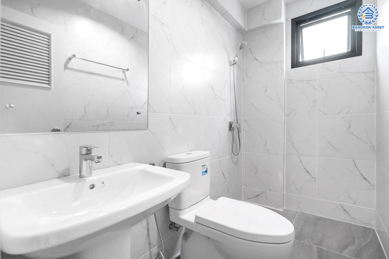 บ้านเดี่ยวมือสองตกแต่งใหม่ หลังมุม โครงการ บ้านภาณุ ตลิ่งชัน-กาญจนาภิเษก ฟังก์ชั่น 4 ห้องนอน 3 ห้องน้ำ โรงจอดรถสามารถจอดได้ถึง 4 คัน ตอบโจทย์ครอบครัวใหญ่บนทำเลเดินทางสะดวก ใกล้สถานีขนส่งสายใต้ใหม่