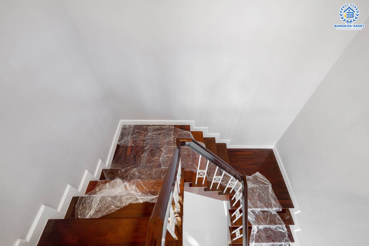 บ้านเดี่ยวมือสองตกแต่งใหม่ หลังมุม โครงการ บ้านภาณุ ตลิ่งชัน-กาญจนาภิเษก ฟังก์ชั่น 4 ห้องนอน 3 ห้องน้ำ โรงจอดรถสามารถจอดได้ถึง 4 คัน ตอบโจทย์ครอบครัวใหญ่บนทำเลเดินทางสะดวก ใกล้สถานีขนส่งสายใต้ใหม่