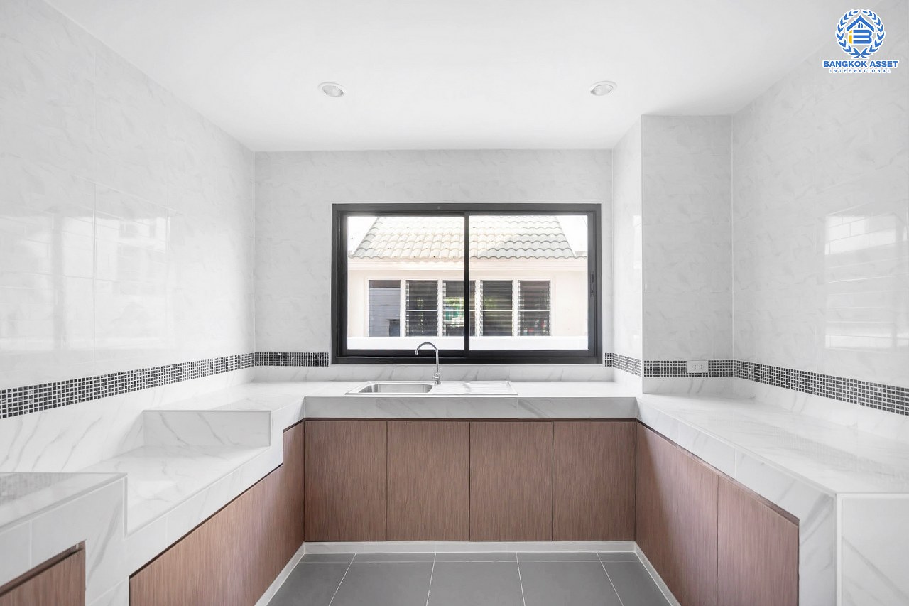 บ้านเดี่ยวมือสองตกแต่งใหม่ หลังมุม โครงการ บ้านภาณุ ตลิ่งชัน-กาญจนาภิเษก ฟังก์ชั่น 4 ห้องนอน 3 ห้องน้ำ โรงจอดรถสามารถจอดได้ถึง 4 คัน ตอบโจทย์ครอบครัวใหญ่บนทำเลเดินทางสะดวก ใกล้สถานีขนส่งสายใต้ใหม่