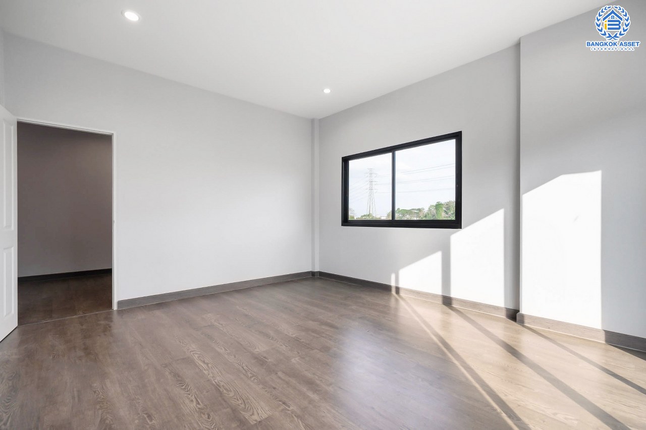 บ้านเดี่ยวมือสองตกแต่งใหม่ หลังมุม โครงการ บ้านภาณุ ตลิ่งชัน-กาญจนาภิเษก ฟังก์ชั่น 4 ห้องนอน 3 ห้องน้ำ โรงจอดรถสามารถจอดได้ถึง 4 คัน ตอบโจทย์ครอบครัวใหญ่บนทำเลเดินทางสะดวก ใกล้สถานีขนส่งสายใต้ใหม่