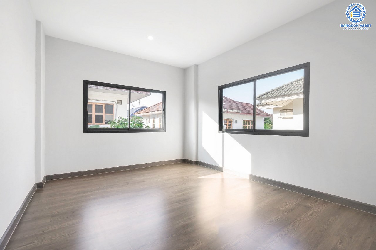 บ้านเดี่ยวมือสองตกแต่งใหม่ หลังมุม โครงการ บ้านภาณุ ตลิ่งชัน-กาญจนาภิเษก ฟังก์ชั่น 4 ห้องนอน 3 ห้องน้ำ โรงจอดรถสามารถจอดได้ถึง 4 คัน ตอบโจทย์ครอบครัวใหญ่บนทำเลเดินทางสะดวก ใกล้สถานีขนส่งสายใต้ใหม่