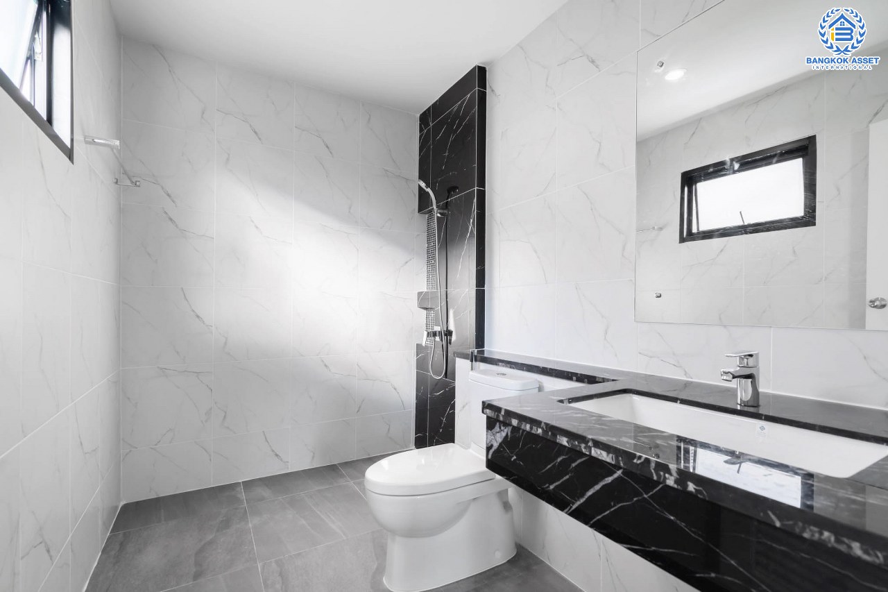 บ้านเดี่ยวมือสองตกแต่งใหม่ หลังมุม โครงการ บ้านภาณุ ตลิ่งชัน-กาญจนาภิเษก ฟังก์ชั่น 4 ห้องนอน 3 ห้องน้ำ โรงจอดรถสามารถจอดได้ถึง 4 คัน ตอบโจทย์ครอบครัวใหญ่บนทำเลเดินทางสะดวก ใกล้สถานีขนส่งสายใต้ใหม่