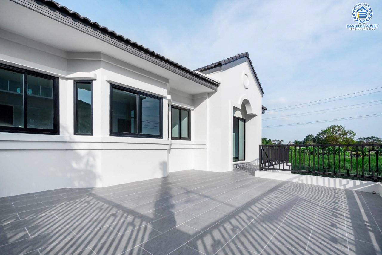 บ้านเดี่ยวมือสองตกแต่งใหม่ หลังมุม โครงการ บ้านภาณุ ตลิ่งชัน-กาญจนาภิเษก ฟังก์ชั่น 4 ห้องนอน 3 ห้องน้ำ โรงจอดรถสามารถจอดได้ถึง 4 คัน ตอบโจทย์ครอบครัวใหญ่บนทำเลเดินทางสะดวก ใกล้สถานีขนส่งสายใต้ใหม่