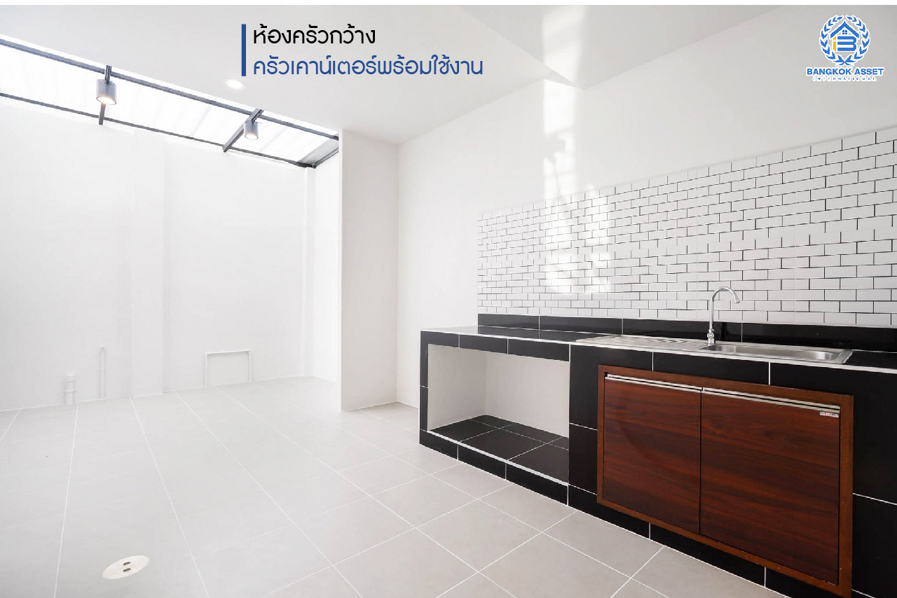 บ้านมือสองตกแต่งใหม่ หลังมุม ม.บุศรินทร์ วงแหวน (บ้านกล้วย-ไทรน้อย) บ้านหลังใหญ่ แบรนด์ L&H  เนื้อที่ 62.8 ตร.ว. มีพื้นที่หน้าบ้านกว้างขวาง เหมาะแก่การต่อเติมในอนาคต ฟังก์ชั่น 4 ห้องนอน 2 ห้องน้ำ ตอบโจทย์ทุกการอยู่อาศัย ใกล้เซ็นทรัลเวสต์เกต และ รถไฟฟ้า "สถานีคลองบางไผ่"