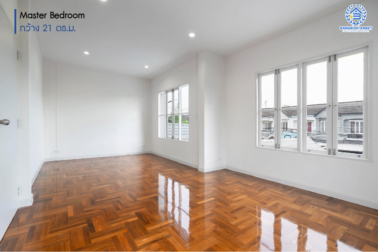 บ้านมือสองตกแต่งใหม่ หลังมุม ม.บุศรินทร์ วงแหวน (บ้านกล้วย-ไทรน้อย) บ้านหลังใหญ่ แบรนด์ L&H  เนื้อที่ 62.8 ตร.ว. มีพื้นที่หน้าบ้านกว้างขวาง เหมาะแก่การต่อเติมในอนาคต ฟังก์ชั่น 4 ห้องนอน 2 ห้องน้ำ ตอบโจทย์ทุกการอยู่อาศัย ใกล้เซ็นทรัลเวสต์เกต และ รถไฟฟ้า "สถานีคลองบางไผ่"