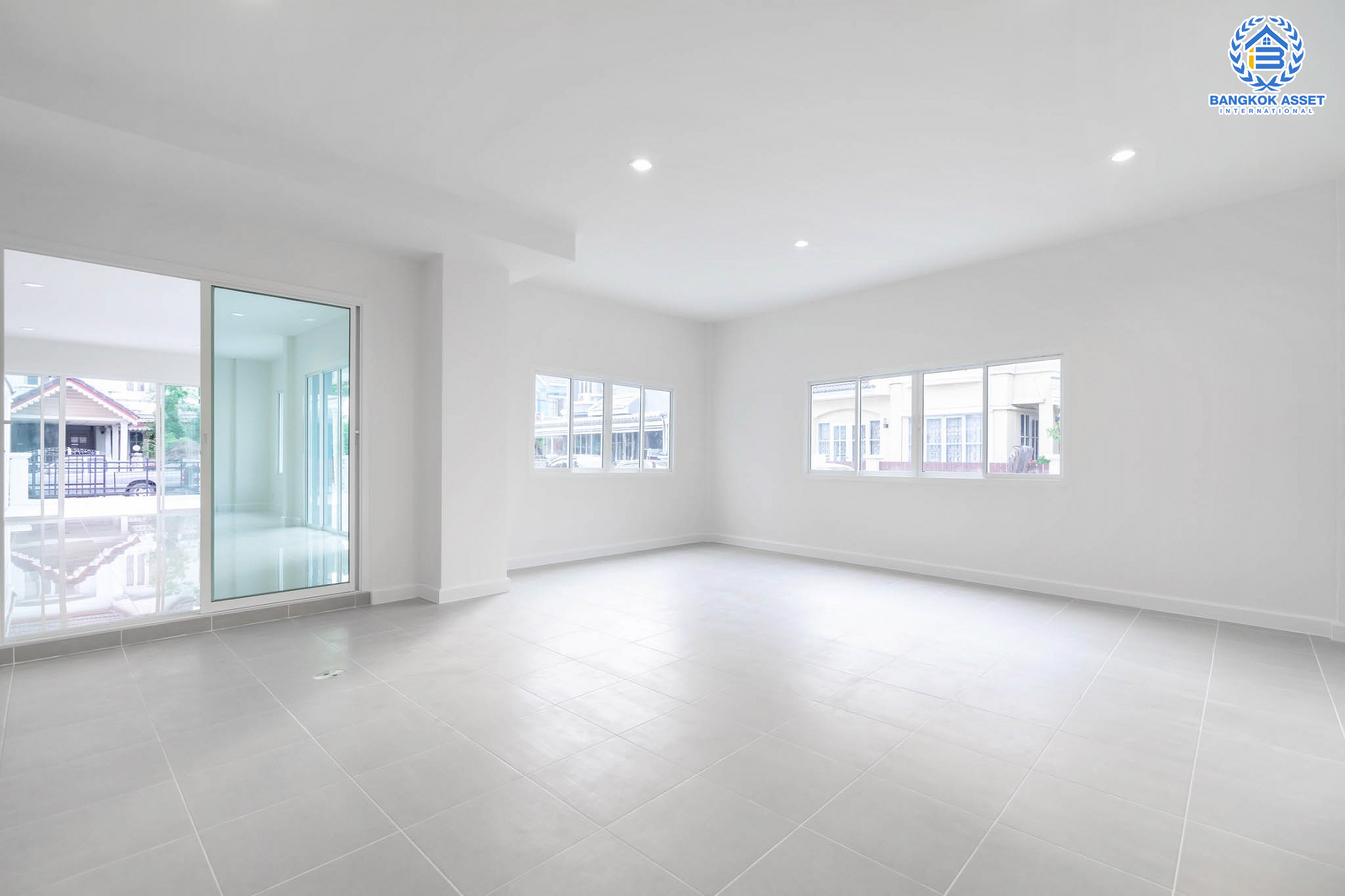 บ้านมือสองตกแต่งใหม่ หลังมุม ม.บุศรินทร์ วงแหวน (บ้านกล้วย-ไทรน้อย) บ้านหลังใหญ่ แบรนด์ L&H  เนื้อที่ 62.8 ตร.ว. มีพื้นที่หน้าบ้านกว้างขวาง เหมาะแก่การต่อเติมในอนาคต ฟังก์ชั่น 4 ห้องนอน 2 ห้องน้ำ ตอบโจทย์ทุกการอยู่อาศัย ใกล้เซ็นทรัลเวสต์เกต และ รถไฟฟ้า "สถานีคลองบางไผ่"