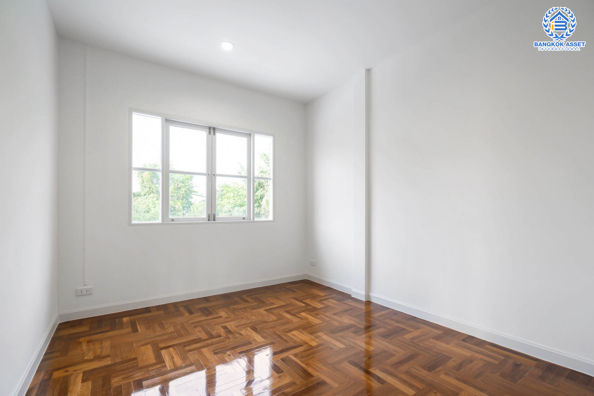 บ้านมือสองตกแต่งใหม่ หลังมุม ม.บุศรินทร์ วงแหวน (บ้านกล้วย-ไทรน้อย) บ้านหลังใหญ่ แบรนด์ L&H  เนื้อที่ 62.8 ตร.ว. มีพื้นที่หน้าบ้านกว้างขวาง เหมาะแก่การต่อเติมในอนาคต ฟังก์ชั่น 4 ห้องนอน 2 ห้องน้ำ ตอบโจทย์ทุกการอยู่อาศัย ใกล้เซ็นทรัลเวสต์เกต และ รถไฟฟ้า "สถานีคลองบางไผ่"