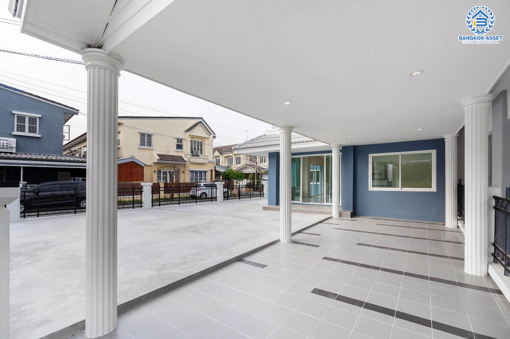 บ้านมือสองตกแต่งใหม่ หลังมุม ม.บุศรินทร์ วงแหวน (บ้านกล้วย-ไทรน้อย) บ้านหลังใหญ่ แบรนด์ L&H  เนื้อที่ 62.8 ตร.ว. มีพื้นที่หน้าบ้านกว้างขวาง เหมาะแก่การต่อเติมในอนาคต ฟังก์ชั่น 4 ห้องนอน 2 ห้องน้ำ ตอบโจทย์ทุกการอยู่อาศัย ใกล้เซ็นทรัลเวสต์เกต และ รถไฟฟ้า "สถานีคลองบางไผ่"