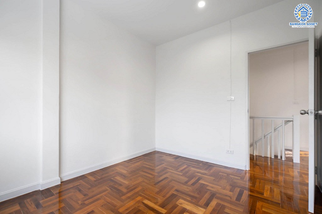 บ้านมือสองตกแต่งใหม่ หลังมุม ม.บุศรินทร์ วงแหวน (บ้านกล้วย-ไทรน้อย) บ้านหลังใหญ่ แบรนด์ L&H  เนื้อที่ 62.8 ตร.ว. มีพื้นที่หน้าบ้านกว้างขวาง เหมาะแก่การต่อเติมในอนาคต ฟังก์ชั่น 4 ห้องนอน 2 ห้องน้ำ ตอบโจทย์ทุกการอยู่อาศัย ใกล้เซ็นทรัลเวสต์เกต และ รถไฟฟ้า "สถานีคลองบางไผ่"