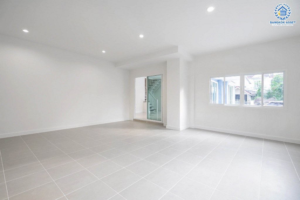 บ้านมือสองตกแต่งใหม่ หลังมุม ม.บุศรินทร์ วงแหวน (บ้านกล้วย-ไทรน้อย) บ้านหลังใหญ่ แบรนด์ L&H  เนื้อที่ 62.8 ตร.ว. มีพื้นที่หน้าบ้านกว้างขวาง เหมาะแก่การต่อเติมในอนาคต ฟังก์ชั่น 4 ห้องนอน 2 ห้องน้ำ ตอบโจทย์ทุกการอยู่อาศัย ใกล้เซ็นทรัลเวสต์เกต และ รถไฟฟ้า "สถานีคลองบางไผ่"