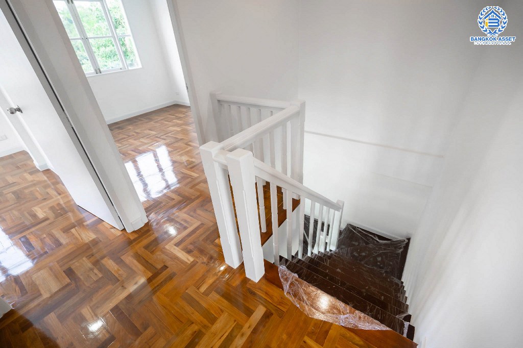 บ้านมือสองตกแต่งใหม่ หลังมุม ม.บุศรินทร์ วงแหวน (บ้านกล้วย-ไทรน้อย) บ้านหลังใหญ่ แบรนด์ L&H  เนื้อที่ 62.8 ตร.ว. มีพื้นที่หน้าบ้านกว้างขวาง เหมาะแก่การต่อเติมในอนาคต ฟังก์ชั่น 4 ห้องนอน 2 ห้องน้ำ ตอบโจทย์ทุกการอยู่อาศัย ใกล้เซ็นทรัลเวสต์เกต และ รถไฟฟ้า "สถานีคลองบางไผ่"