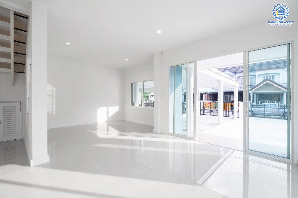 บ้านมือสองตกแต่งใหม่ หลังมุม ม.บุศรินทร์ วงแหวน (บ้านกล้วย-ไทรน้อย) บ้านหลังใหญ่ แบรนด์ L&H  เนื้อที่ 62.8 ตร.ว. มีพื้นที่หน้าบ้านกว้างขวาง เหมาะแก่การต่อเติมในอนาคต ฟังก์ชั่น 4 ห้องนอน 2 ห้องน้ำ ตอบโจทย์ทุกการอยู่อาศัย ใกล้เซ็นทรัลเวสต์เกต และ รถไฟฟ้า "สถานีคลองบางไผ่"