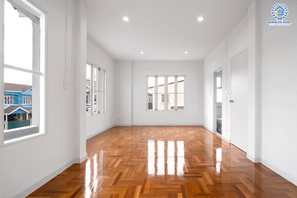 บ้านมือสองตกแต่งใหม่ หลังมุม ม.บุศรินทร์ วงแหวน (บ้านกล้วย-ไทรน้อย) บ้านหลังใหญ่ แบรนด์ L&H  เนื้อที่ 62.8 ตร.ว. มีพื้นที่หน้าบ้านกว้างขวาง เหมาะแก่การต่อเติมในอนาคต ฟังก์ชั่น 4 ห้องนอน 2 ห้องน้ำ ตอบโจทย์ทุกการอยู่อาศัย ใกล้เซ็นทรัลเวสต์เกต และ รถไฟฟ้า "สถานีคลองบางไผ่"