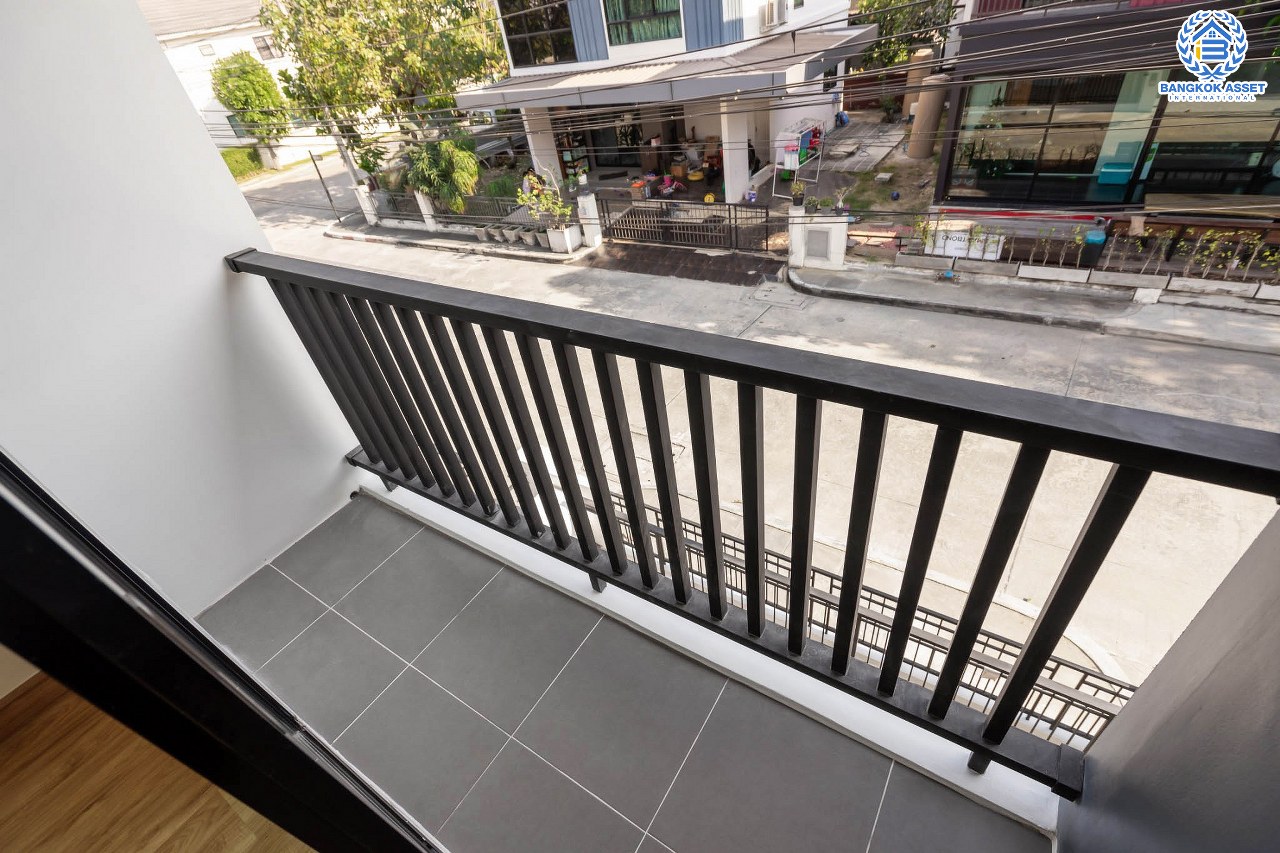 บ้านมือสองตกแต่งใหม่ ม.โมดิวิลล่า ปิ่นเกล้า-วงแหวน แบรนด์ Property Perfect โซนต้นโครงการ เนื้อที่ 38 ตร.ว. ฟังก์ชั่น 3 ห้องนอน 2 ห้องน้ำ 2 ที่จอดรถ พร้อม Smart space เติมเต็มทุกความต้องการใช้ชีวิตแบบใกล้ชิดธรรมชาติตอบโจทย์คนรุ่นใหม่ บนทำเลเดินทางสะดวก ใกล้ ถ.กาญจนาภิเษก ทางด่วน"ศรีรัช" และเซ็นทรัลเวสต์เกต