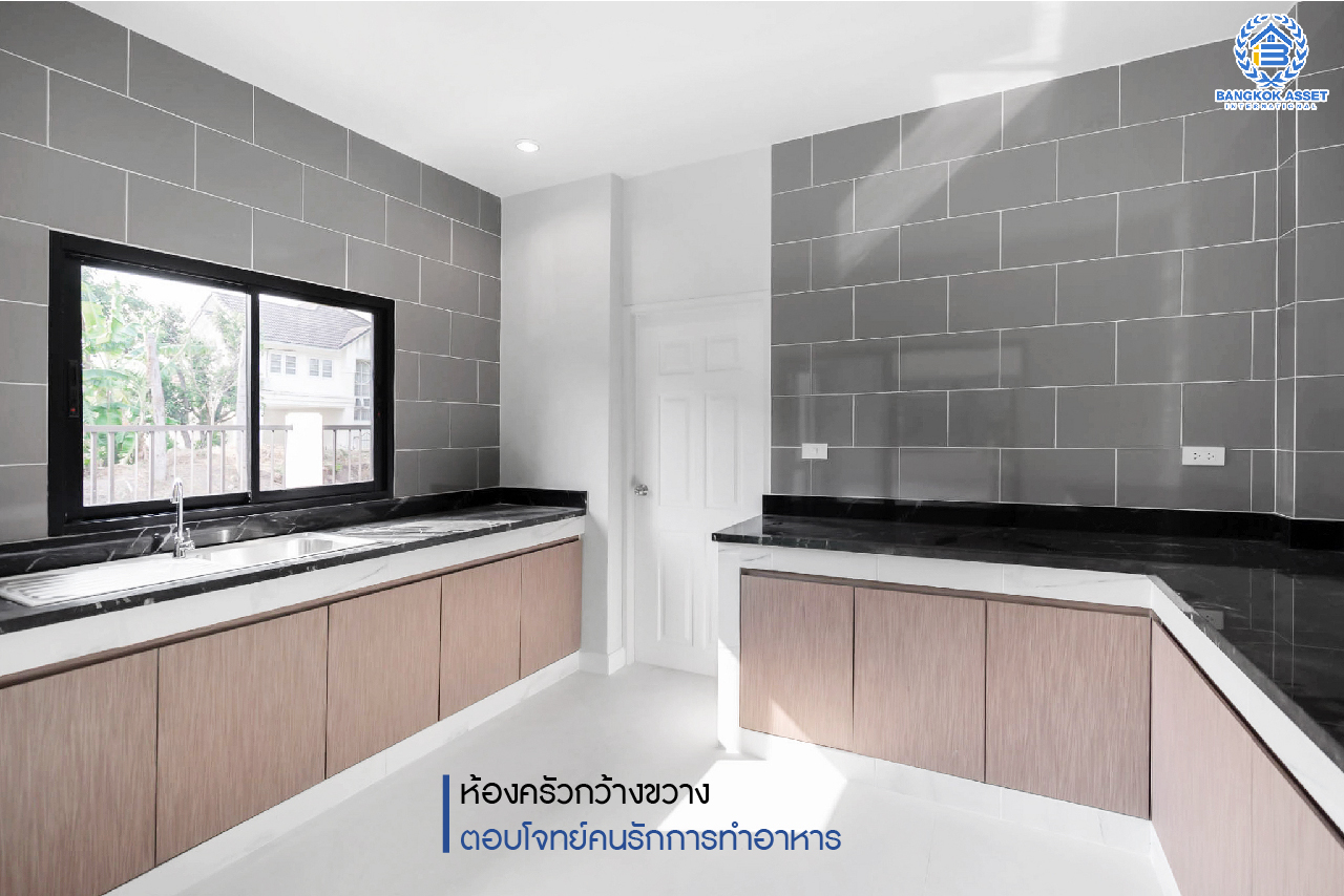 บ้านมือสองตกแต่งใหม่ หลังใหญ่ ม.กฤษดานคร31 ปิ่นเกล้า ถนนบรมราชชนนี เนื้อที่กว้าง 100.6 ตร.ว. ฟังก์ชั่น 3 ห้องนอน 3 ห้องน้ำ 4 ที่จอดรถ บนทำเลศักยภาพใกล้ทางคู่ขนานลอยฟ้าบรมราชชนนี ม.มหิดล และ เพียง 10 นาทีถึงเซ็นทรัลปิ่นเกล้า