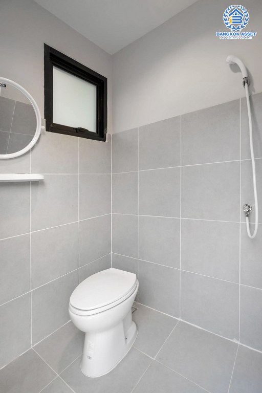 บ้านมือสองตกแต่งใหม่ หลังใหญ่ ม.กฤษดานคร31 ปิ่นเกล้า ถนนบรมราชชนนี เนื้อที่กว้าง 100.6 ตร.ว. ฟังก์ชั่น 3 ห้องนอน 3 ห้องน้ำ 4 ที่จอดรถ บนทำเลศักยภาพใกล้ทางคู่ขนานลอยฟ้าบรมราชชนนี ม.มหิดล และ เพียง 10 นาทีถึงเซ็นทรัลปิ่นเกล้า