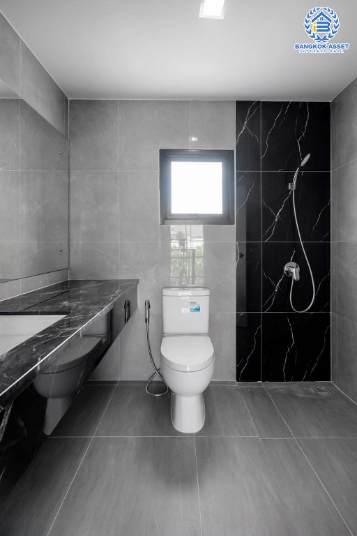 บ้านมือสองตกแต่งใหม่ หลังใหญ่ ม.กฤษดานคร31 ปิ่นเกล้า ถนนบรมราชชนนี เนื้อที่กว้าง 100.6 ตร.ว. ฟังก์ชั่น 3 ห้องนอน 3 ห้องน้ำ 4 ที่จอดรถ บนทำเลศักยภาพใกล้ทางคู่ขนานลอยฟ้าบรมราชชนนี ม.มหิดล และ เพียง 10 นาทีถึงเซ็นทรัลปิ่นเกล้า