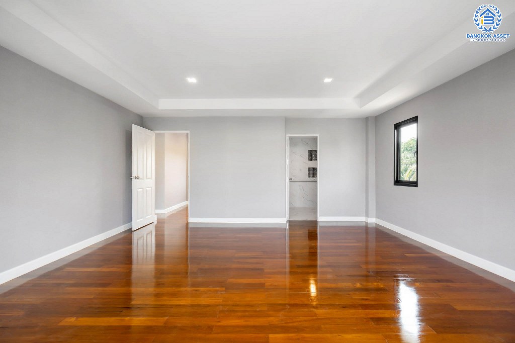 บ้านมือสองตกแต่งใหม่ หลังใหญ่ ม.กฤษดานคร31 ปิ่นเกล้า ถนนบรมราชชนนี เนื้อที่กว้าง 100.6 ตร.ว. ฟังก์ชั่น 3 ห้องนอน 3 ห้องน้ำ 4 ที่จอดรถ บนทำเลศักยภาพใกล้ทางคู่ขนานลอยฟ้าบรมราชชนนี ม.มหิดล และ เพียง 10 นาทีถึงเซ็นทรัลปิ่นเกล้า