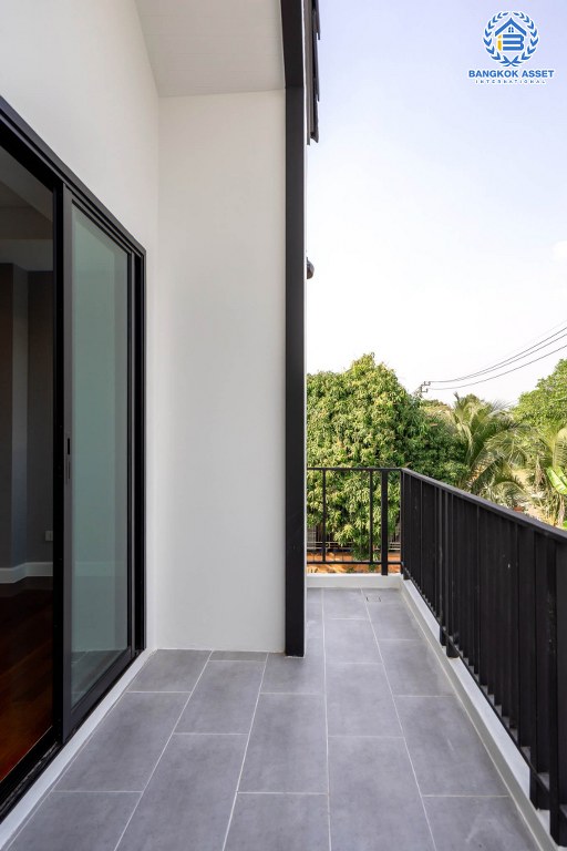 บ้านมือสองตกแต่งใหม่ หลังใหญ่ ม.กฤษดานคร31 ปิ่นเกล้า ถนนบรมราชชนนี เนื้อที่กว้าง 100.6 ตร.ว. ฟังก์ชั่น 3 ห้องนอน 3 ห้องน้ำ 4 ที่จอดรถ บนทำเลศักยภาพใกล้ทางคู่ขนานลอยฟ้าบรมราชชนนี ม.มหิดล และ เพียง 10 นาทีถึงเซ็นทรัลปิ่นเกล้า