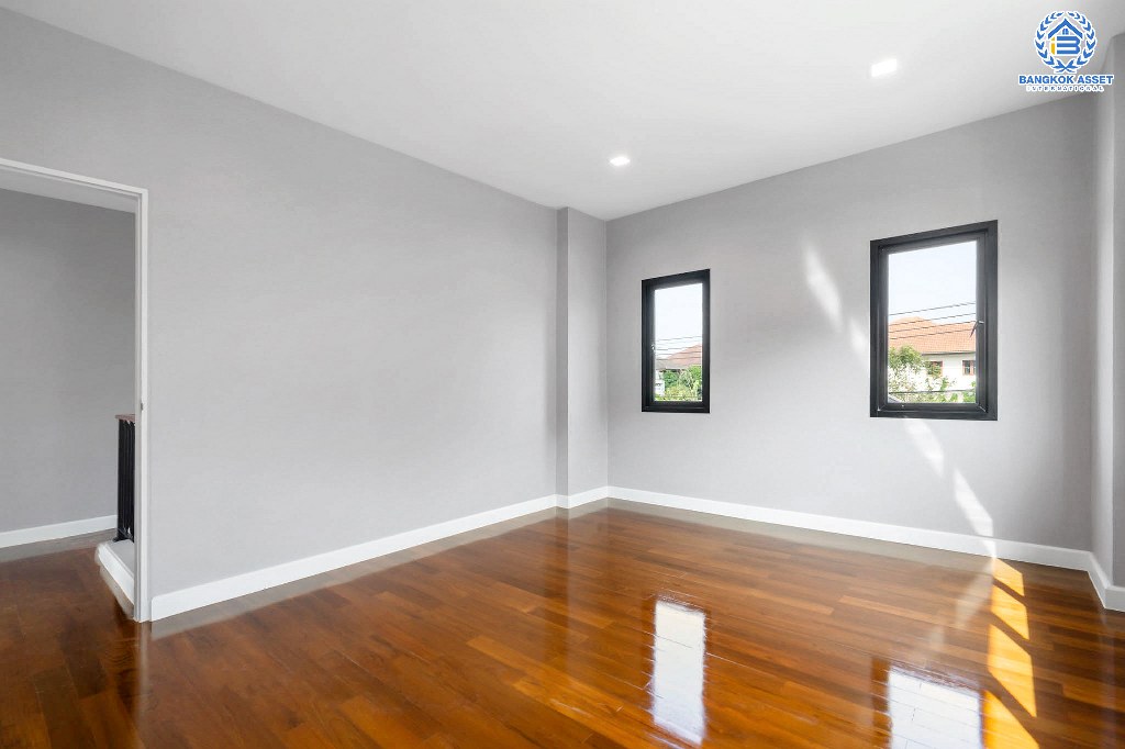 บ้านมือสองตกแต่งใหม่ หลังใหญ่ ม.กฤษดานคร31 ปิ่นเกล้า ถนนบรมราชชนนี เนื้อที่กว้าง 100.6 ตร.ว. ฟังก์ชั่น 3 ห้องนอน 3 ห้องน้ำ 4 ที่จอดรถ บนทำเลศักยภาพใกล้ทางคู่ขนานลอยฟ้าบรมราชชนนี ม.มหิดล และ เพียง 10 นาทีถึงเซ็นทรัลปิ่นเกล้า