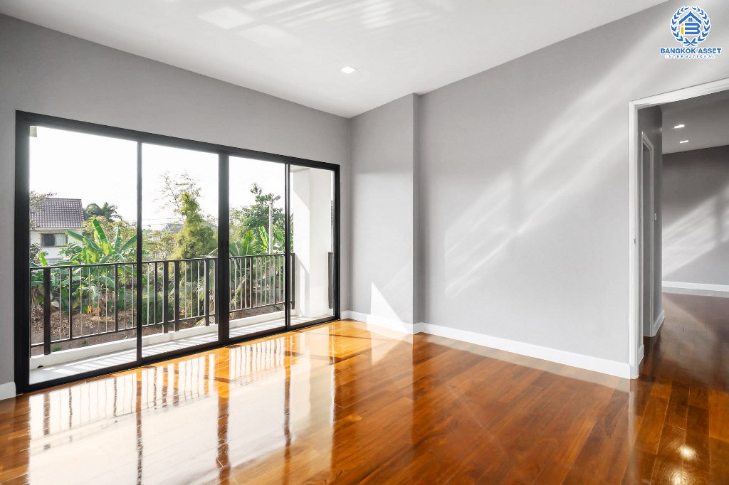 บ้านมือสองตกแต่งใหม่ หลังใหญ่ ม.กฤษดานคร31 ปิ่นเกล้า ถนนบรมราชชนนี เนื้อที่กว้าง 100.6 ตร.ว. ฟังก์ชั่น 3 ห้องนอน 3 ห้องน้ำ 4 ที่จอดรถ บนทำเลศักยภาพใกล้ทางคู่ขนานลอยฟ้าบรมราชชนนี ม.มหิดล และ เพียง 10 นาทีถึงเซ็นทรัลปิ่นเกล้า