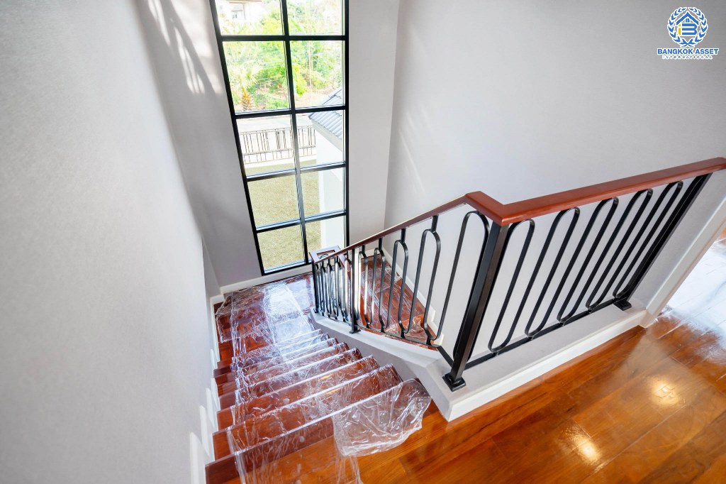 บ้านมือสองตกแต่งใหม่ หลังใหญ่ ม.กฤษดานคร31 ปิ่นเกล้า ถนนบรมราชชนนี เนื้อที่กว้าง 100.6 ตร.ว. ฟังก์ชั่น 3 ห้องนอน 3 ห้องน้ำ 4 ที่จอดรถ บนทำเลศักยภาพใกล้ทางคู่ขนานลอยฟ้าบรมราชชนนี ม.มหิดล และ เพียง 10 นาทีถึงเซ็นทรัลปิ่นเกล้า