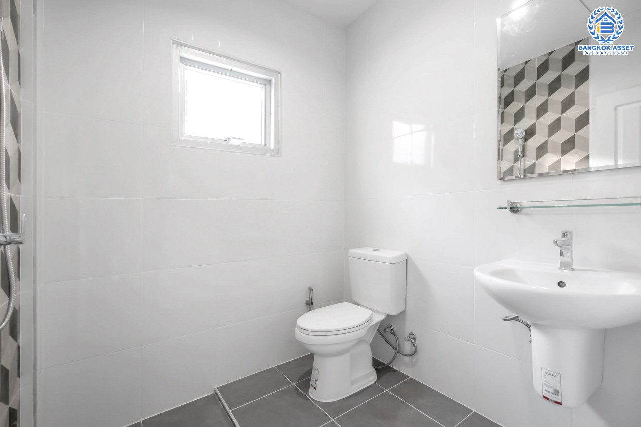 บ้านมือสองตกแต่งใหม่ หลังมุม ม.บัวทอง2 บางใหญ่-เซ็นทรัลเวสต์เกต เนื้อที่ 28 ตร.ว. ฟังก์ชัน 2 ห้องนอน 2 ห้องน้ำ บนทำเลเดินทางสะดวก ติด ถ.กาญจนาภิเษก ใกล้เซ็นทรัลเวสต์เกต และเพียง 5 นาทีถึงรถไฟฟ้า "สถานีคลองบางไผ่"