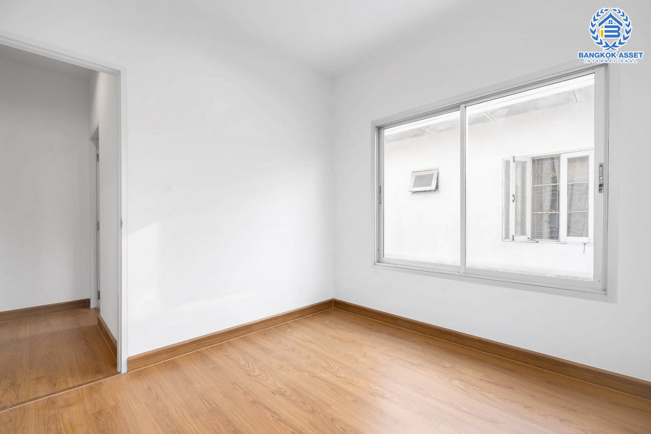 บ้านมือสองตกแต่งใหม่ หลังมุม ม.บัวทอง2 บางใหญ่-เซ็นทรัลเวสต์เกต เนื้อที่ 28 ตร.ว. ฟังก์ชัน 2 ห้องนอน 2 ห้องน้ำ บนทำเลเดินทางสะดวก ติด ถ.กาญจนาภิเษก ใกล้เซ็นทรัลเวสต์เกต และเพียง 5 นาทีถึงรถไฟฟ้า "สถานีคลองบางไผ่"