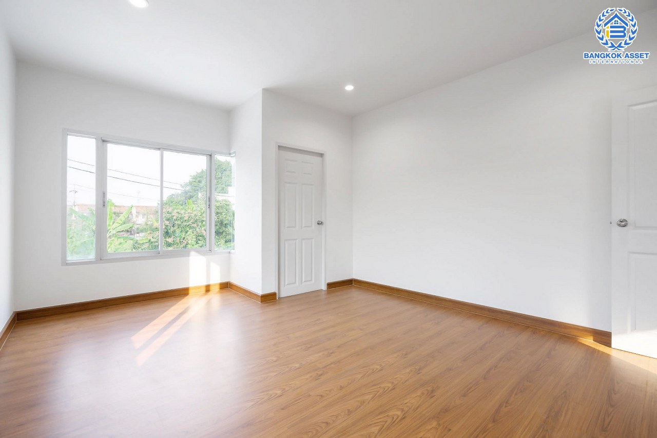 บ้านมือสองตกแต่งใหม่ หลังมุม ม.บัวทอง2 บางใหญ่-เซ็นทรัลเวสต์เกต เนื้อที่ 28 ตร.ว. ฟังก์ชัน 2 ห้องนอน 2 ห้องน้ำ บนทำเลเดินทางสะดวก ติด ถ.กาญจนาภิเษก ใกล้เซ็นทรัลเวสต์เกต และเพียง 5 นาทีถึงรถไฟฟ้า "สถานีคลองบางไผ่"