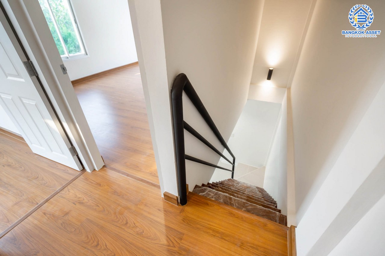 บ้านมือสองตกแต่งใหม่ หลังมุม ม.บัวทอง2 บางใหญ่-เซ็นทรัลเวสต์เกต เนื้อที่ 28 ตร.ว. ฟังก์ชัน 2 ห้องนอน 2 ห้องน้ำ บนทำเลเดินทางสะดวก ติด ถ.กาญจนาภิเษก ใกล้เซ็นทรัลเวสต์เกต และเพียง 5 นาทีถึงรถไฟฟ้า "สถานีคลองบางไผ่"