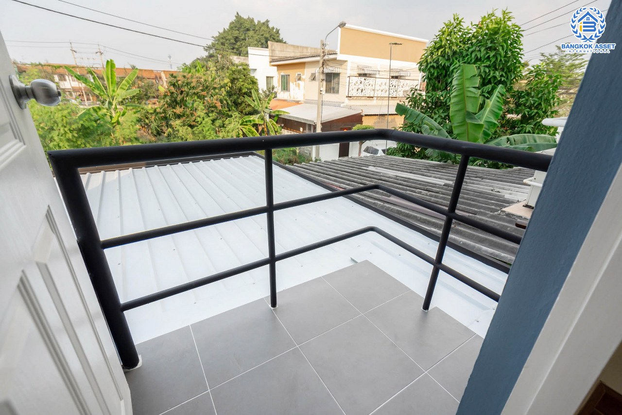 บ้านมือสองตกแต่งใหม่ หลังมุม ม.บัวทอง2 บางใหญ่-เซ็นทรัลเวสต์เกต เนื้อที่ 28 ตร.ว. ฟังก์ชัน 2 ห้องนอน 2 ห้องน้ำ บนทำเลเดินทางสะดวก ติด ถ.กาญจนาภิเษก ใกล้เซ็นทรัลเวสต์เกต และเพียง 5 นาทีถึงรถไฟฟ้า "สถานีคลองบางไผ่"