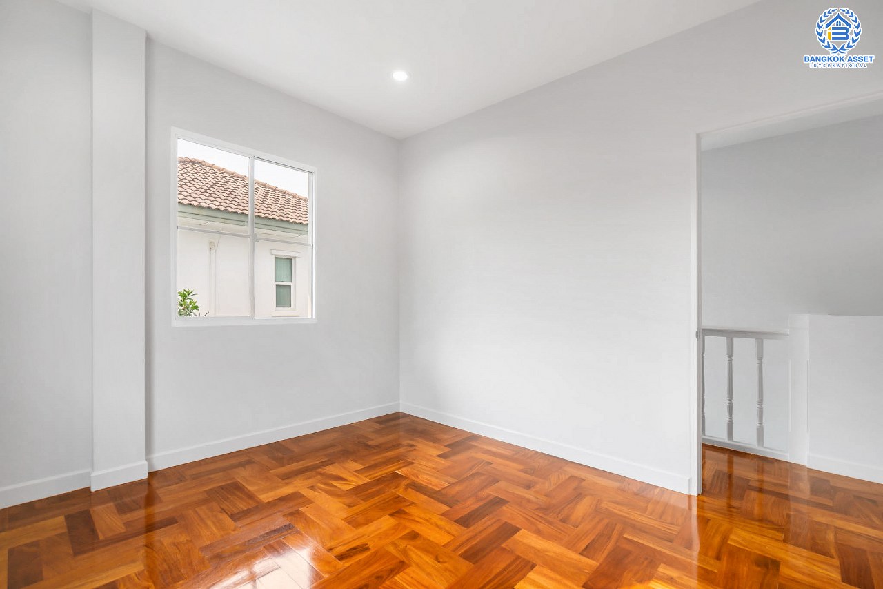 บ้านมือสองตกแต่งใหม่ โครงการ มัณฑนา ปิ่นเกล้า-พระราม5 บ้านเดี่ยวแบรนด์ Land and houses บรรยากาศเงียบสงบ มีความเป็นส่วนตัว บนเนื้อที่ 56 ตร.ว. ฟังก์ชั่น 3 ห้องนอน 3 ห้องน้ำ 2 ที่จอดรถ Facilities ครบครัน! บนทำเลเดินทางสะดวก หน้าโครงการติดถนนนครอินทร์ ใกล้วงเวียนพระราม5 และจุดขึ้นทางด่วน "ศรีรัช"