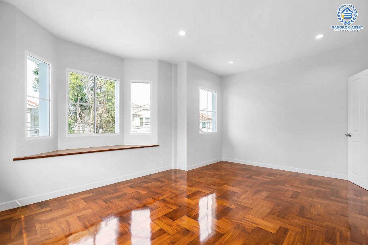 บ้านมือสองตกแต่งใหม่ โครงการ มัณฑนา ปิ่นเกล้า-พระราม5 บ้านเดี่ยวแบรนด์ Land and houses บรรยากาศเงียบสงบ มีความเป็นส่วนตัว บนเนื้อที่ 56 ตร.ว. ฟังก์ชั่น 3 ห้องนอน 3 ห้องน้ำ 2 ที่จอดรถ Facilities ครบครัน! บนทำเลเดินทางสะดวก หน้าโครงการติดถนนนครอินทร์ ใกล้วงเวียนพระราม5 และจุดขึ้นทางด่วน "ศรีรัช"