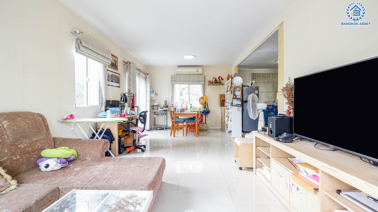 บ้านเดี่ยวมือสอง หมู่บ้าน พฤกษาวิลเลจ 30 เดอะซีซัน  แจ้งวัฒนะ-ราชพฤกษ์ สภาพบ้านดี พร้อมเข้าอยู่!! แปลงมุม* เนื้อที่ 52.80 ตร.ว. ฟังก์ชั่น 3 ห้องนอน 2 ห้องน้ำ 1 ที่จอดรถ แถมแอร์ 4 + เครื่องทำน้ำอุ่น 2 เครื่อง* การเดินทางสะดวกสบาย สามารถเข้า-ออกได้หลายเส้นทาง ใกล้เมืองทองธานี และจุดขึ้นทางด่วน "แจ้งวัฒนะ"