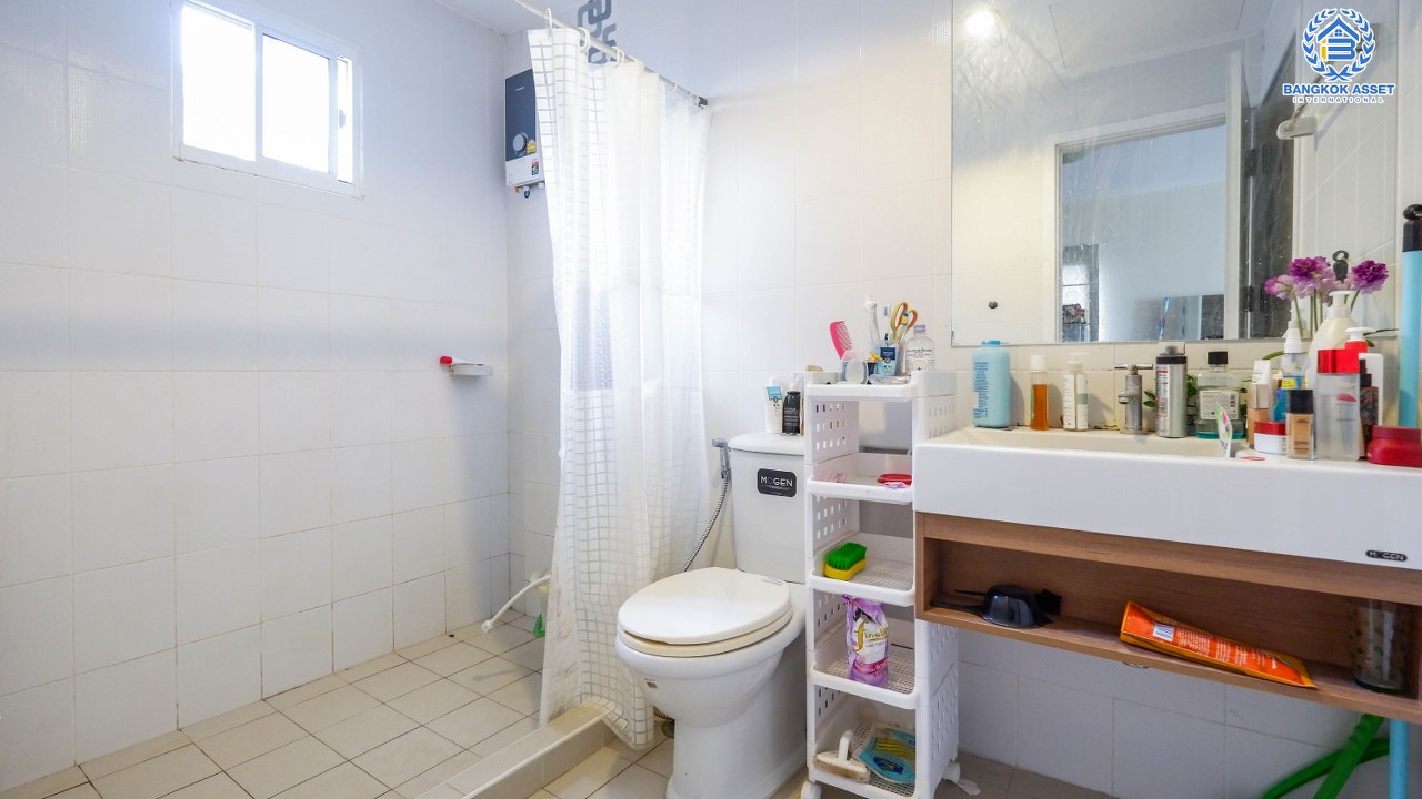 บ้านเดี่ยวมือสอง หมู่บ้าน พฤกษาวิลเลจ 30 เดอะซีซัน  แจ้งวัฒนะ-ราชพฤกษ์ สภาพบ้านดี พร้อมเข้าอยู่!! แปลงมุม* เนื้อที่ 52.80 ตร.ว. ฟังก์ชั่น 3 ห้องนอน 2 ห้องน้ำ 1 ที่จอดรถ แถมแอร์ 4 + เครื่องทำน้ำอุ่น 2 เครื่อง* การเดินทางสะดวกสบาย สามารถเข้า-ออกได้หลายเส้นทาง ใกล้เมืองทองธานี และจุดขึ้นทางด่วน "แจ้งวัฒนะ"