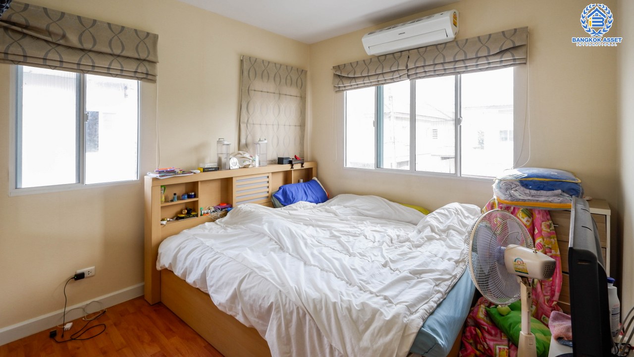 บ้านเดี่ยวมือสอง หมู่บ้าน พฤกษาวิลเลจ 30 เดอะซีซัน  แจ้งวัฒนะ-ราชพฤกษ์ สภาพบ้านดี พร้อมเข้าอยู่!! แปลงมุม* เนื้อที่ 52.80 ตร.ว. ฟังก์ชั่น 3 ห้องนอน 2 ห้องน้ำ 1 ที่จอดรถ แถมแอร์ 4 + เครื่องทำน้ำอุ่น 2 เครื่อง* การเดินทางสะดวกสบาย สามารถเข้า-ออกได้หลายเส้นทาง ใกล้เมืองทองธานี และจุดขึ้นทางด่วน "แจ้งวัฒนะ"