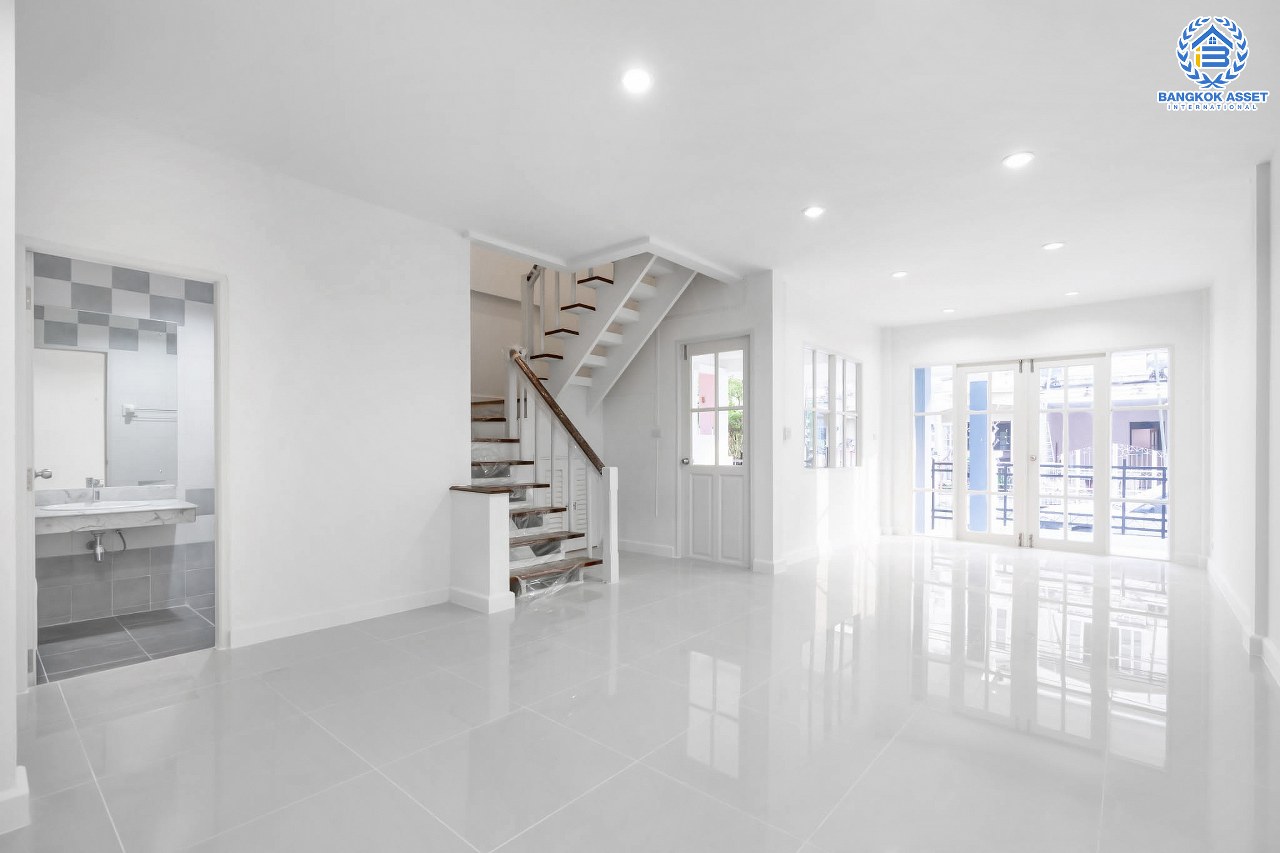 บ้านมือสองตกแต่งใหม่ ม.บุศรินทร์ วงแหวน (บ้านกล้วย-ไทรน้อย) จากแบรนด์ L&H เนื้อที่ 20.5 ตร.ว. ฟังก์ชั่น 3 ห้องนอน 2 ห้องน้ำ ตอบโจทย์ทุกการอยู่อาศัย ใกล้เซ็นทรัลเวสต์เกต และ รถไฟฟ้า "สถานีคลองบางไผ่"