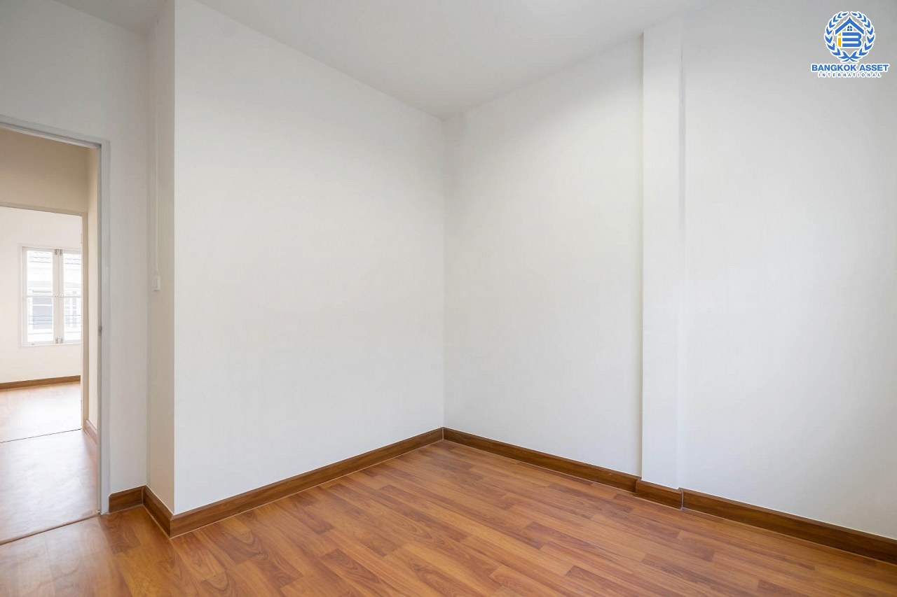 บ้านมือสองตกแต่งใหม่ ม.บุศรินทร์ วงแหวน (บ้านกล้วย-ไทรน้อย) จากแบรนด์ L&H เนื้อที่ 20.5 ตร.ว. ฟังก์ชั่น 3 ห้องนอน 2 ห้องน้ำ ตอบโจทย์ทุกการอยู่อาศัย ใกล้เซ็นทรัลเวสต์เกต และ รถไฟฟ้า "สถานีคลองบางไผ่"