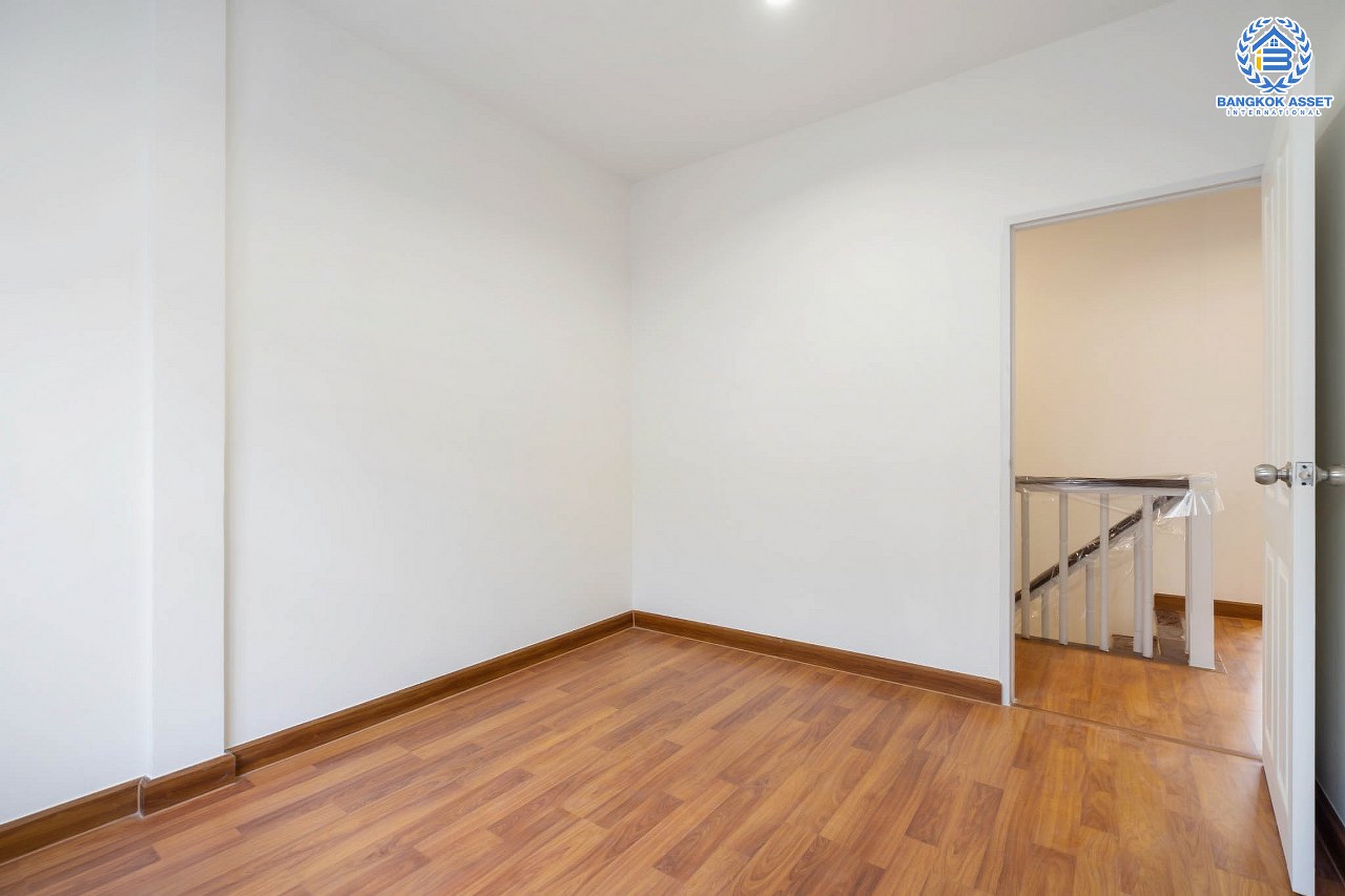 บ้านมือสองตกแต่งใหม่ ม.บุศรินทร์ วงแหวน (บ้านกล้วย-ไทรน้อย) จากแบรนด์ L&H เนื้อที่ 20.5 ตร.ว. ฟังก์ชั่น 3 ห้องนอน 2 ห้องน้ำ ตอบโจทย์ทุกการอยู่อาศัย ใกล้เซ็นทรัลเวสต์เกต และ รถไฟฟ้า "สถานีคลองบางไผ่"