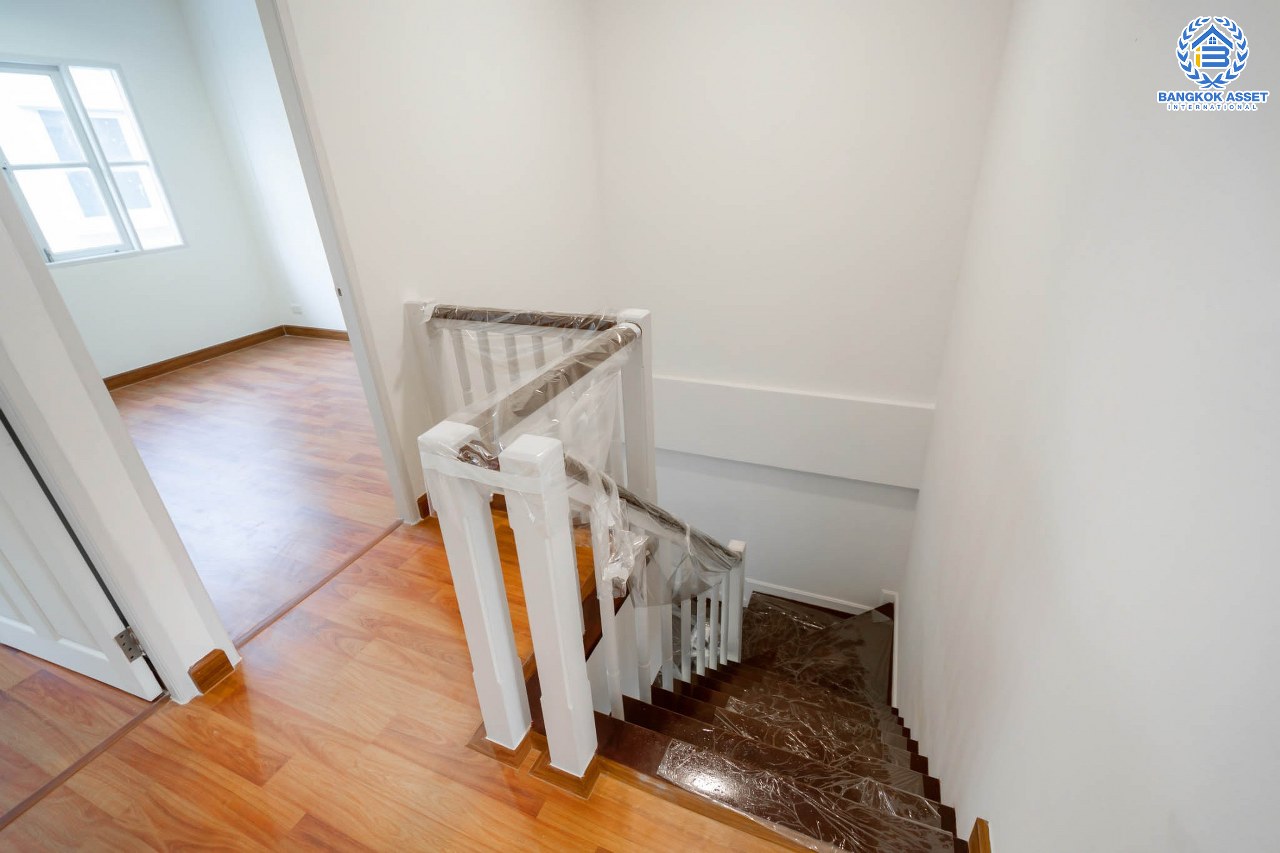 บ้านมือสองตกแต่งใหม่ ม.บุศรินทร์ วงแหวน (บ้านกล้วย-ไทรน้อย) จากแบรนด์ L&H เนื้อที่ 20.5 ตร.ว. ฟังก์ชั่น 3 ห้องนอน 2 ห้องน้ำ ตอบโจทย์ทุกการอยู่อาศัย ใกล้เซ็นทรัลเวสต์เกต และ รถไฟฟ้า "สถานีคลองบางไผ่"