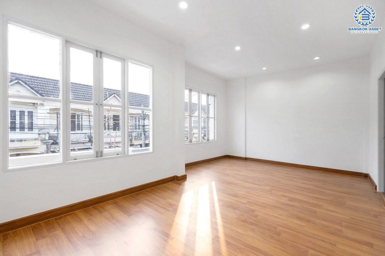 บ้านมือสองตกแต่งใหม่ ม.บุศรินทร์ วงแหวน (บ้านกล้วย-ไทรน้อย) จากแบรนด์ L&H เนื้อที่ 20.5 ตร.ว. ฟังก์ชั่น 3 ห้องนอน 2 ห้องน้ำ ตอบโจทย์ทุกการอยู่อาศัย ใกล้เซ็นทรัลเวสต์เกต และ รถไฟฟ้า "สถานีคลองบางไผ่"