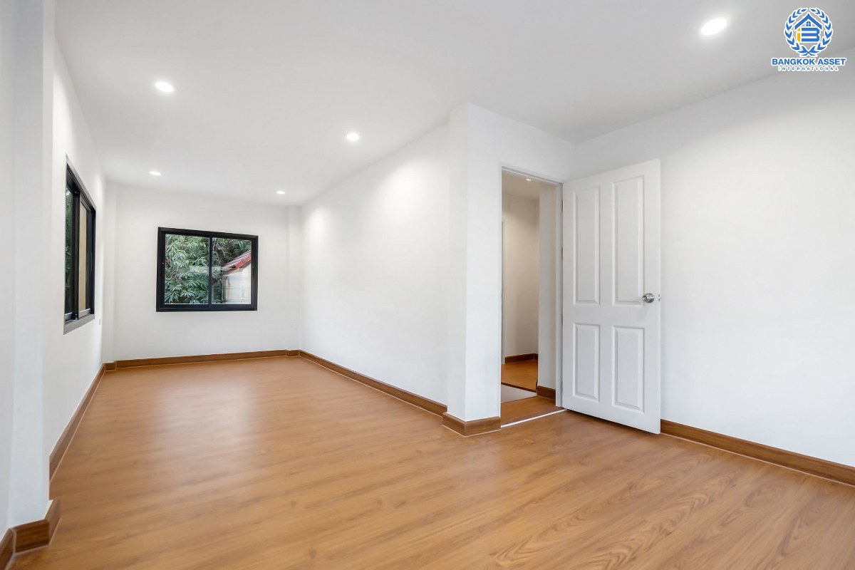 บ้านมือสองตกแต่งใหม่ ม.ลานทอง ติวานนท์-ปากเกร็ด เนื้อที่ 48 ตร.ว. ฟังก์ชั่น 4 ห้องนอน 2 ห้องน้ำ 2 ที่จอดรถ บนทำเลทองเดินทางสะดวกติด ถ.ติวานนท์ ใกล้เซ็นทรัล แจ้งวัฒนะ ,อิมแพ็ค เมืองทองธานี ทางด่วน "แจ้งวัฒนะ" และ ห้าแยกปากเกร็ดเพียง 5 นาทีเท่านั้น...