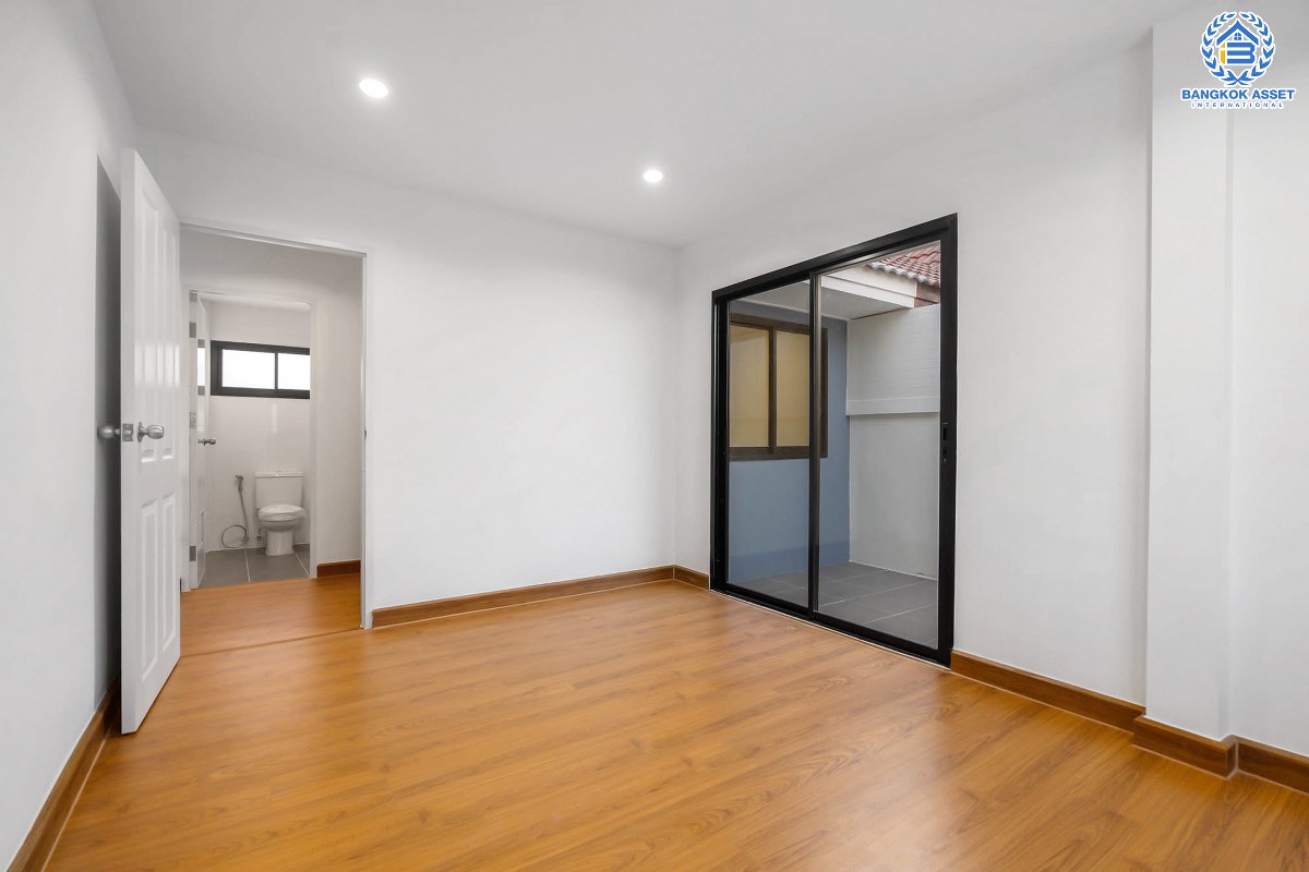 บ้านมือสองตกแต่งใหม่ ม.ลานทอง ติวานนท์-ปากเกร็ด เนื้อที่ 48 ตร.ว. ฟังก์ชั่น 4 ห้องนอน 2 ห้องน้ำ 2 ที่จอดรถ บนทำเลทองเดินทางสะดวกติด ถ.ติวานนท์ ใกล้เซ็นทรัล แจ้งวัฒนะ ,อิมแพ็ค เมืองทองธานี ทางด่วน "แจ้งวัฒนะ" และ ห้าแยกปากเกร็ดเพียง 5 นาทีเท่านั้น...