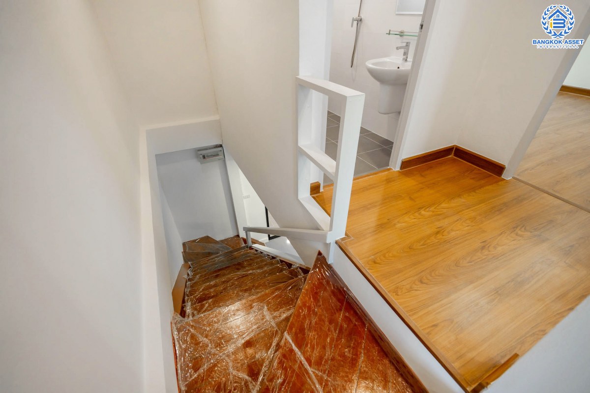 บ้านมือสองตกแต่งใหม่ ม.ลานทอง ติวานนท์-ปากเกร็ด เนื้อที่ 48 ตร.ว. ฟังก์ชั่น 4 ห้องนอน 2 ห้องน้ำ 2 ที่จอดรถ บนทำเลทองเดินทางสะดวกติด ถ.ติวานนท์ ใกล้เซ็นทรัล แจ้งวัฒนะ ,อิมแพ็ค เมืองทองธานี ทางด่วน "แจ้งวัฒนะ" และ ห้าแยกปากเกร็ดเพียง 5 นาทีเท่านั้น...