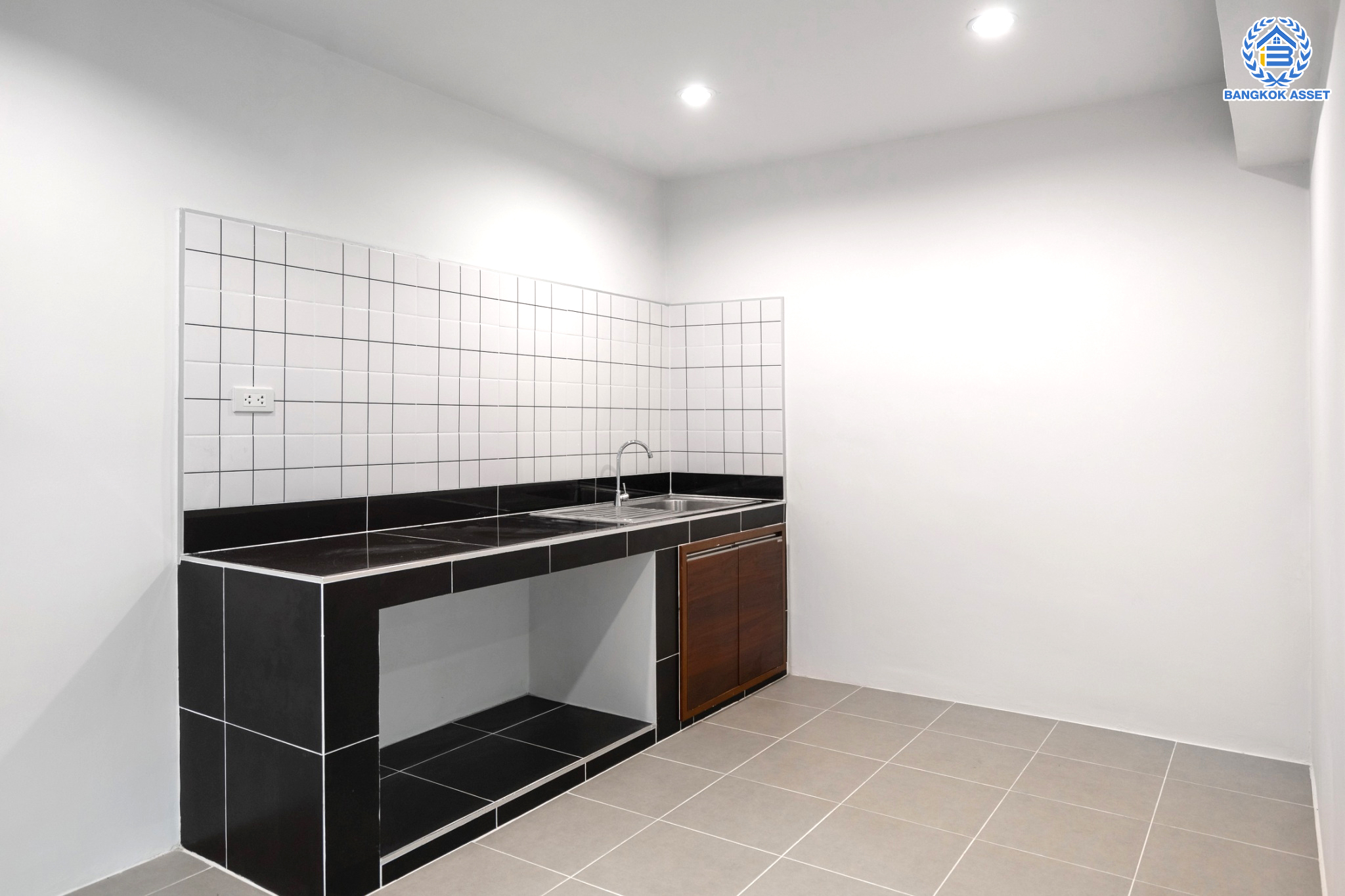 บ้านมือสองตกแต่งใหม่ ม.ลานทอง ติวานนท์-ปากเกร็ด เนื้อที่ 48 ตร.ว. ฟังก์ชั่น 4 ห้องนอน 2 ห้องน้ำ 2 ที่จอดรถ บนทำเลทองเดินทางสะดวกติด ถ.ติวานนท์ ใกล้เซ็นทรัล แจ้งวัฒนะ ,อิมแพ็ค เมืองทองธานี ทางด่วน "แจ้งวัฒนะ" และ ห้าแยกปากเกร็ดเพียง 5 นาทีเท่านั้น...