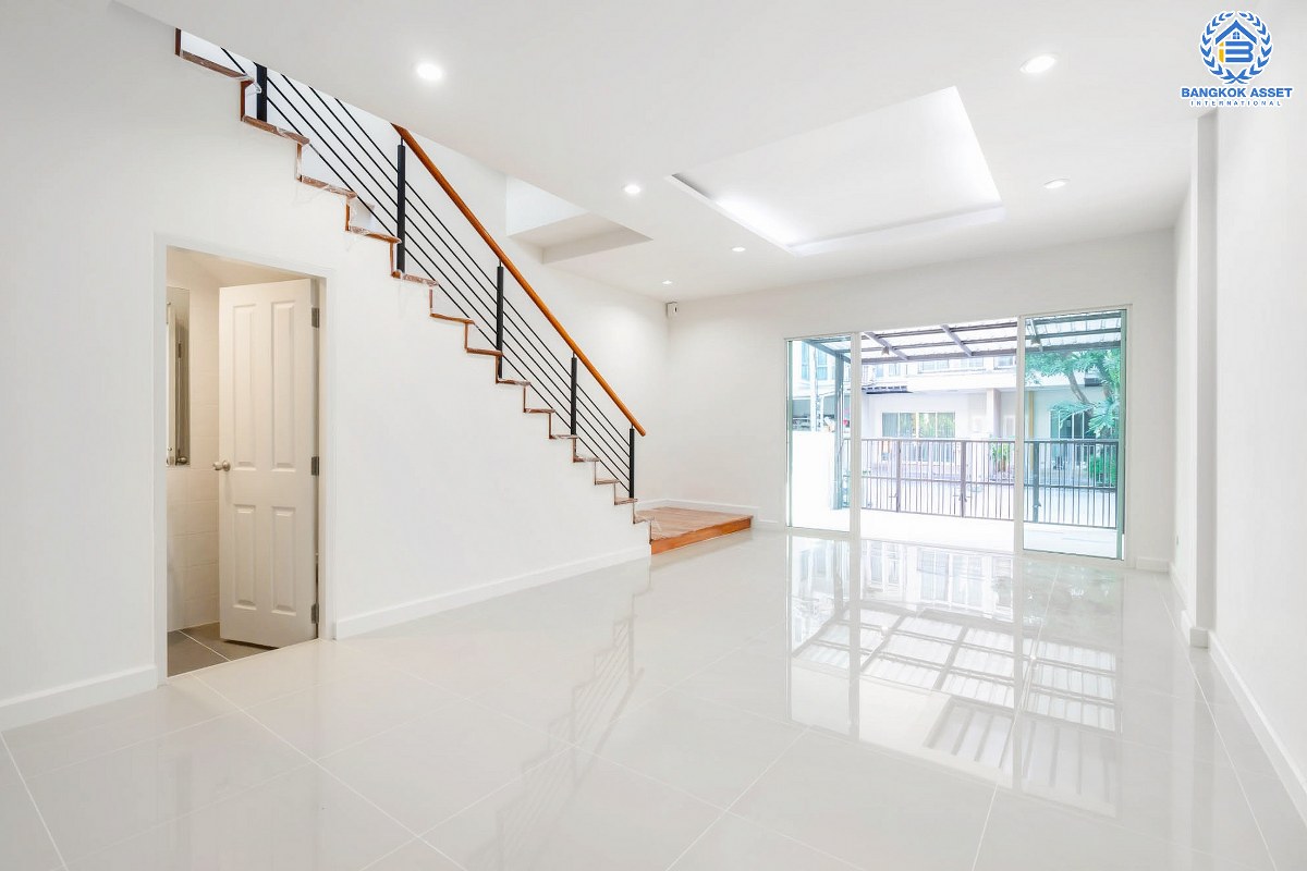 บ้านมือสองตกแต่งใหม่ ม.วิสต้าปาร์ค แจ้งวัฒนะ บ้านสไตล์ Modern 3 ชั้น บนเนื้อที่มากถึง 22.8 ตร.ว. ฟังก์ชั่นพร้อม 3 ห้องนอน 3 ห้องน้ำ บนทำเลคุณภาพใกล้ เซ็นทรัลแจ้งวัฒนะ, จุดขึ้นทางด่วน แจ้งวัฒนะ และรถไฟฟ้า "สถานีศูนย์ราชการนนทบุรี" เพียง 10 นาที...