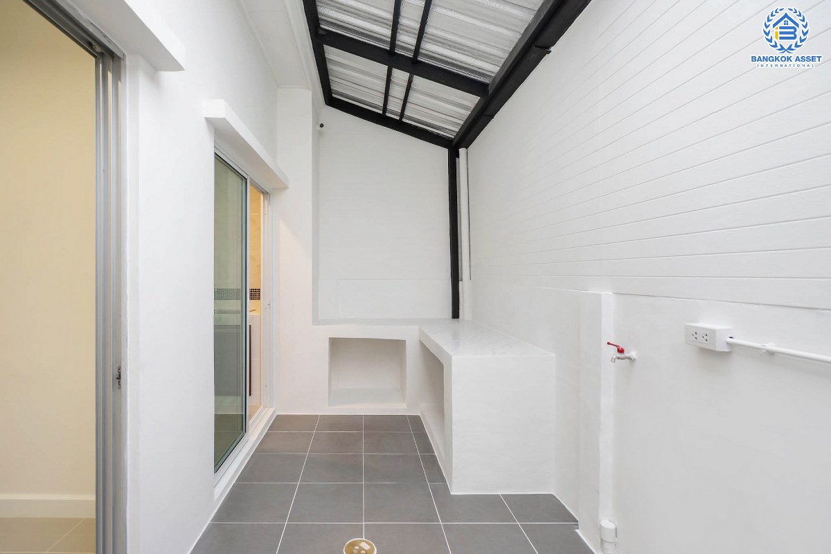 บ้านมือสองตกแต่งใหม่ ม.วิสต้าปาร์ค แจ้งวัฒนะ บ้านสไตล์ Modern 3 ชั้น บนเนื้อที่มากถึง 22.8 ตร.ว. ฟังก์ชั่นพร้อม 3 ห้องนอน 3 ห้องน้ำ บนทำเลคุณภาพใกล้ เซ็นทรัลแจ้งวัฒนะ, จุดขึ้นทางด่วน แจ้งวัฒนะ และรถไฟฟ้า "สถานีศูนย์ราชการนนทบุรี" เพียง 10 นาที...