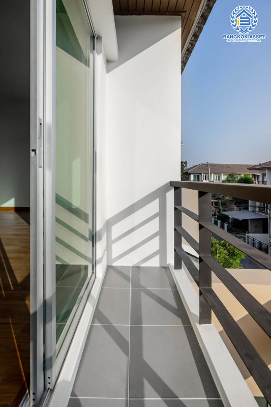 บ้านมือสองตกแต่งใหม่ ม.วิสต้าปาร์ค แจ้งวัฒนะ บ้านสไตล์ Modern 3 ชั้น บนเนื้อที่มากถึง 22.8 ตร.ว. ฟังก์ชั่นพร้อม 3 ห้องนอน 3 ห้องน้ำ บนทำเลคุณภาพใกล้ เซ็นทรัลแจ้งวัฒนะ, จุดขึ้นทางด่วน แจ้งวัฒนะ และรถไฟฟ้า "สถานีศูนย์ราชการนนทบุรี" เพียง 10 นาที...