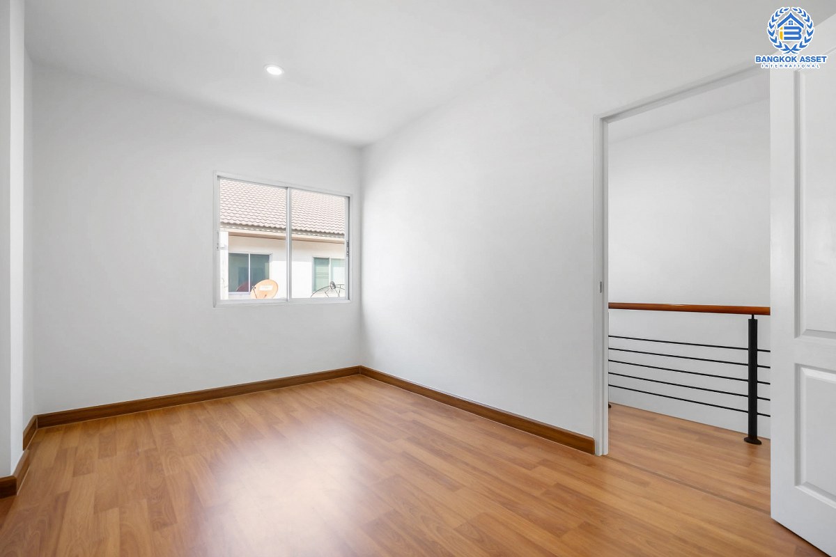 บ้านมือสองตกแต่งใหม่ ม.วิสต้าปาร์ค แจ้งวัฒนะ บ้านสไตล์ Modern 3 ชั้น บนเนื้อที่มากถึง 22.8 ตร.ว. ฟังก์ชั่นพร้อม 3 ห้องนอน 3 ห้องน้ำ บนทำเลคุณภาพใกล้ เซ็นทรัลแจ้งวัฒนะ, จุดขึ้นทางด่วน แจ้งวัฒนะ และรถไฟฟ้า "สถานีศูนย์ราชการนนทบุรี" เพียง 10 นาที...