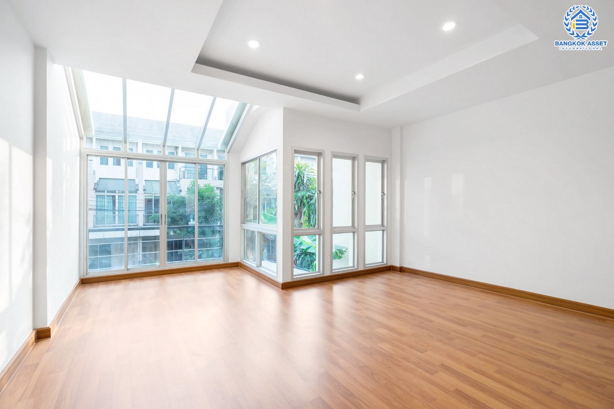 บ้านมือสองตกแต่งใหม่ ม.วิสต้าปาร์ค แจ้งวัฒนะ บ้านสไตล์ Modern 3 ชั้น บนเนื้อที่มากถึง 22.8 ตร.ว. ฟังก์ชั่นพร้อม 3 ห้องนอน 3 ห้องน้ำ บนทำเลคุณภาพใกล้ เซ็นทรัลแจ้งวัฒนะ, จุดขึ้นทางด่วน แจ้งวัฒนะ และรถไฟฟ้า "สถานีศูนย์ราชการนนทบุรี" เพียง 10 นาที...